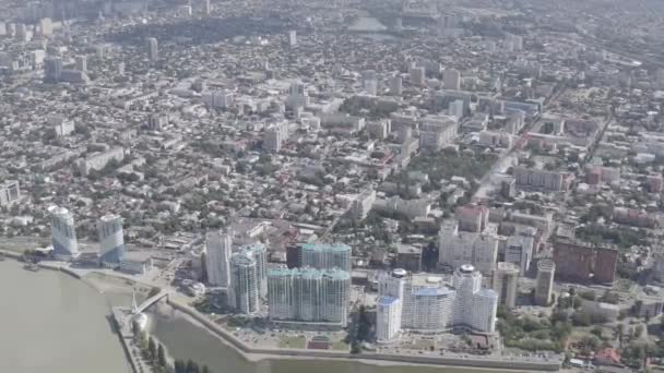 Krasnodar, Russia. Nuovi edifici residenziali sul terrapieno Kubanskaya. Il fiume Kuban. Volo sopra la città in estate. 4K — Video Stock