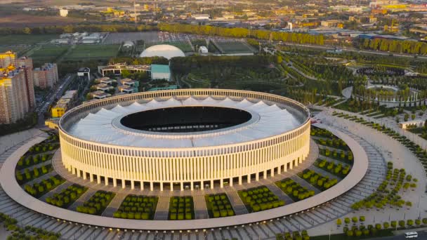 Krasnodar, Rusia - 29 de agosto de 2020: El estadio de Krasnodar es un estadio de fútbol en el parque Krasnodar. Tiempo de puesta del sol.. 4K — Vídeos de Stock