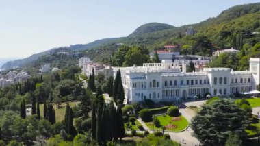 Livadia, Kırım. Livadia Sarayı - Kırım 'ın Yalta bölgesindeki Livadia köyünde Karadeniz kıyısında yer alır. 4K