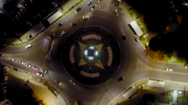Συμφερόπολη, Κριμαία. Κυκλοφορία αυτοκινήτων στην πλατεία Σοβέτσκαγια. Νύχτα. 4K — Αρχείο Βίντεο