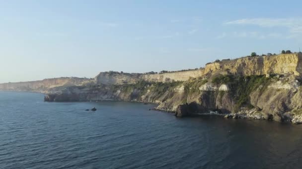 La Crimée. Cape Fiolent. Attraction de la Crimée sur la côte de la mer Noire. 4K — Video