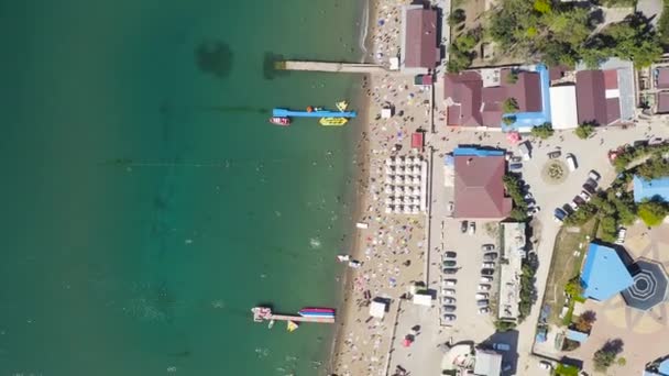 Σουντάκ, Κριμαία. Η εκποίηση του Σουντάκ. Μαύρη ακτή με παραλίες και ανθρώπους. 4K — Αρχείο Βίντεο