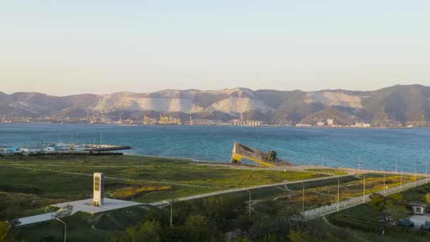 Novorossiysk, Rusya. Malaya Zemlya Anıtı (Little Land). Tarihi anıt. Gün batımı zamanı. 4K — Stok video