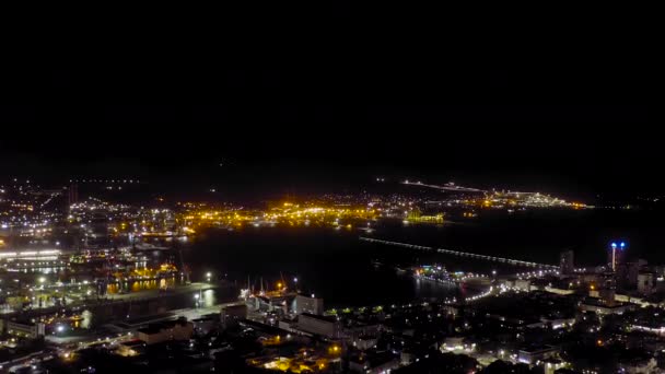Noworosiysk, Rosja. Port Noworosiysk w nocy. Nocne światła miasta. Zatoka Tsemesskaya na Morzu Czarnym. 4K — Wideo stockowe