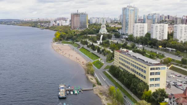 Samara, Russland. Stella Rook. Das Hotel liegt am Ufer der Wolga. 4K — Stockvideo