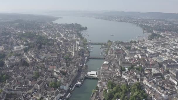 Zürih, İsviçre. Gökyüzünden şehrin panoraması. Zürih Gölü manzarası. Limmat Nehri Sona Eriş Alanı, St. Peter Kilisesi, Fraumunster Kilisesi. 4K — Stok video