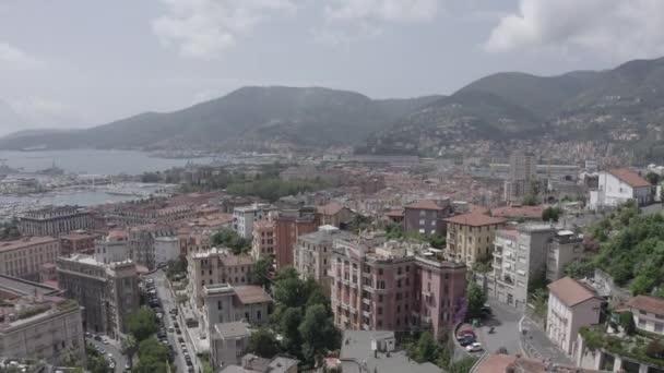 La Spezia, İtalya. Şehir manzarası, dağlar ve askeri üs. 4K — Stok video