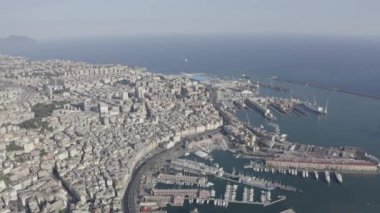 Ceneviz, İtalya. Şehrin merkezi, hava manzaralı. Limanda gemiler var. 4K