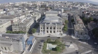 Cenevre, İsviçre. Şehrin merkez kısmının üzerinde uçuş. Cenevre Büyük Tiyatrosu. 4K