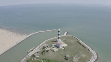 İtalya, Jesolo. Işık Evi Faro di Piave Vecchia. Lido di Jesolo, Venedik 'in Jesolo eyaletinde yer alan bir şehirdir. 4K