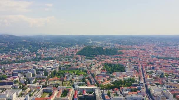 Graz, Austria. El centro histórico de la ciudad vista aérea. Monte Schlossberg (colina del castillo). 4K — Vídeos de Stock