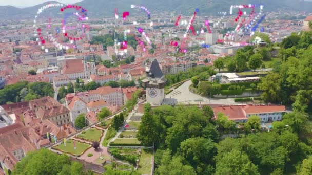 Γκρατς, Αυστρία. Πύργος του ρολογιού στο Γκρατς. Το ιστορικό κέντρο της πόλης εναέρια άποψη. Όρος Σλόσμπεργκ (Castle Hill). 4K — Αρχείο Βίντεο