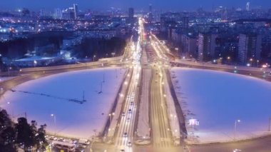 Dolly zoom. Ekaterinburg, Rusya. Şekil halkalarındaki kavşaklar. Geceleyin kavşak. Etkin trafik