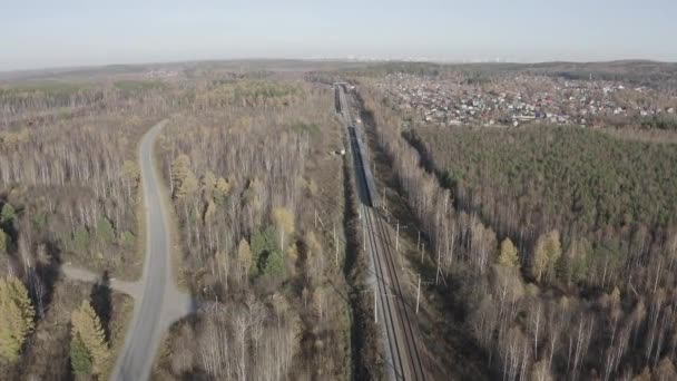 Ferrocarril electrificado. El tren sale hacia la ciudad. Pueblo de vacaciones. Ural, Rusia. En el horizonte es visible el centro de la ciudad de Ekaterimburgo. 4K — Vídeos de Stock