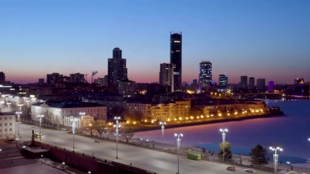 Ekaterinburg, Rússia. Cidade noturna no início da primavera. Barragem, silhuetas de arranha-céus. 4K — Vídeo de Stock