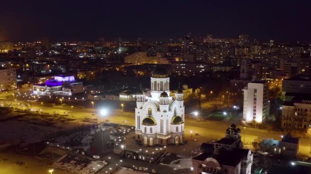 Ecaterimburgo, Rússia. Templo no Sangue. Cidade noturna no início da primavera. 4K — Vídeo de Stock