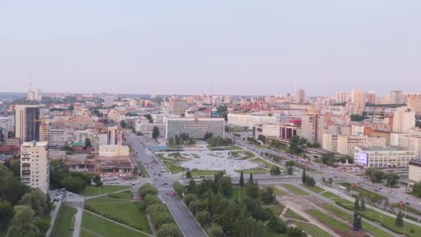 Perm, Rusia. Vuelo sobre Park City Esplanade y el edificio de la Administración del Territorio de Perm. 4K — Vídeo de stock