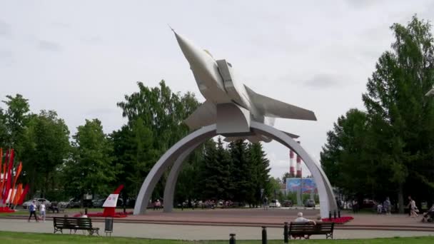 Perma, Rusya. MiG-31 avcı uçağı önleyicisinin anıtı. MiG kalkışta. Komsomolsky beklentisi.. 4K — Stok video