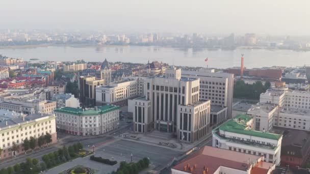 Kazan, Rusya. Sabahın erken saatlerinde Tataristan Cumhuriyeti Bakanlar Kurulu binasının hava görüntüsü. 4K — Stok video