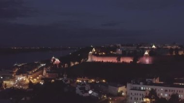 Nizhny Novgorod, Rusya. Nizhny Novgorod 'un Kremlin duvarlarının havadan görünüşü. Gece vakti. 4K
