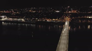 Nizhny Novgorod, Rusya. Oka nehri üzerindeki Kanavinsky köprüsünde gece hava görüntüsü. 4K