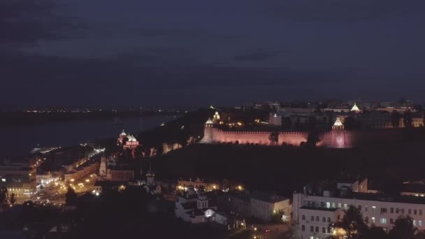 Россия, Нижний Новгород. Вид с воздуха на кремлевские стены Нижнего Новгорода. Спокойной ночи. 4K — стоковое видео