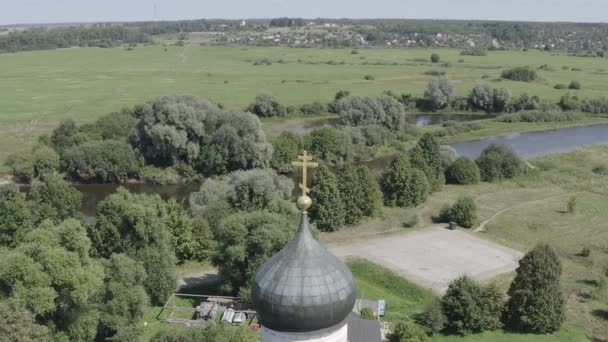 Rusia, Bogolyubovo. Pandangan udara dari Gereja Perantaraan di Nerl. Gereja Ortodoks dan simbol abad pertengahan Rusia. 4K — Stok Video
