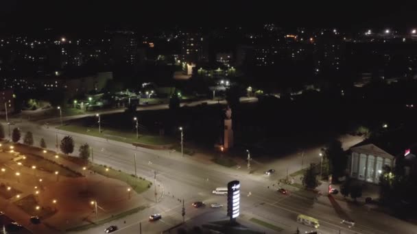 Ivanovo, Rusya. Ivanovo şehir merkezine gece uçuşu, ön ve arka kahramanların anıtı. 4K — Stok video