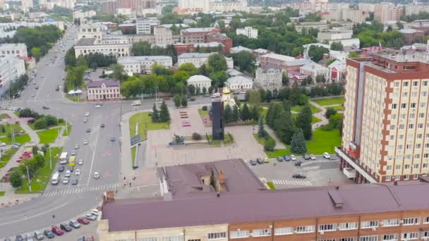 ロシアのイヴァノヴォ。市内中心部へのフライト。革命広場。1905年革命の戦闘機への記念碑。4K — ストック動画