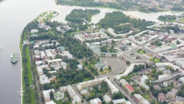 Ryssland, Jaroslavl. Flyg över staden, panoramautsikt över centrum av Jaroslavl. 4K — Stockvideo