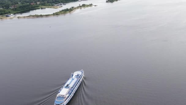 Russia, Yaroslavl. The cruise ship Pavel Bozhev passes along the Volga River along the park on Strelka (Spit). 4K — Stock Video