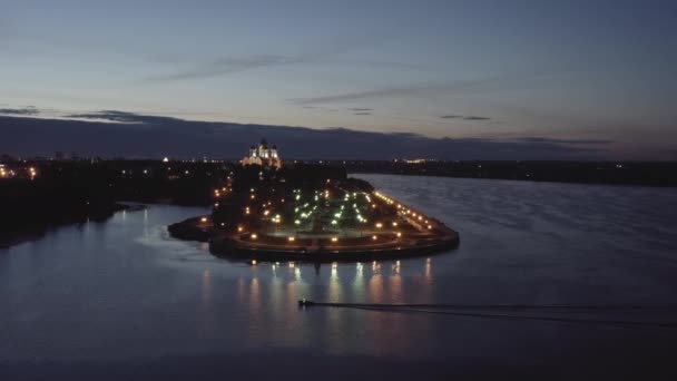 Yaroslavl, Rusya. Strelka (Spit), Kotorosl Volga Nehri 'ne akar. Gün batımından sonra şehir ışıkları, alacakaranlık. 4K — Stok video