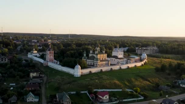 Pereslavl-Zalessky, Oroszország. A Dormition Goritsky kolostor egykori ortodox kolostor. A lenyugvó nap fényében. 4K — Stock videók