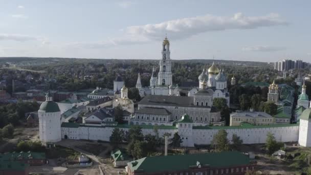 Sergiev Posad, 러시아. 트리니티 세르지오 라브라 (Trinity-Sergius Lavra) 는 오랜 역사를 가진 러시아 정교회의 가장 큰 남성 수도원이다. 세르지오 포사 드 (Sergiev Posad) 시 중심에 위치해 있다. 손전등. 4K — 비디오