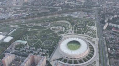 Krasnodar, Rusya. Krasnodar - Krasnodar şehrindeki isimsiz kulübün futbol stadyumu. Halk Parkı Krasnodar (Galitsky Parkı). Gün batımı zamanı. 4K