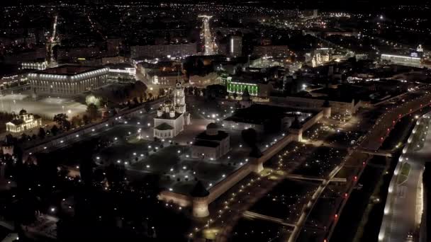 Тула, Росія. Повітряний вид міста вночі. Тула Кремль, Площа Леніна і берег річки. 4K — стокове відео