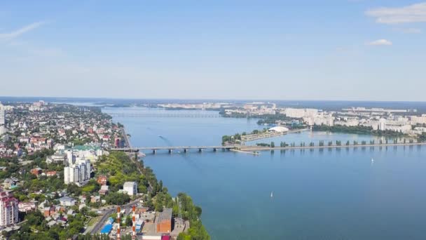 Voronezh, Rusland. De Chernavsky brug. Uitzicht op de Voronezh rivier in de zomer. 4K — Stockvideo