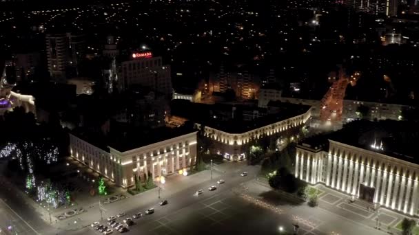 Voronezh, Rusya. Lenin Meydanı. Otel RAMADA PLAZA. Şehir gece manzarası. 4K — Stok video
