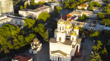 Simferopol, Kırım. Alexander Nevsky Katedrali. Gün batımında şehir merkezi panoraması. 4K