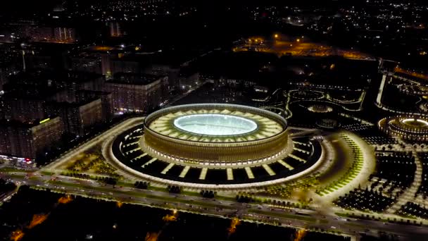 Krasnodar, Russia. Krasnodar - stadio di calcio del club omonimo nella città di Krasnodar. Parco pubblico Krasnodar (Galitsky Park). Di notte. 4K — Video Stock