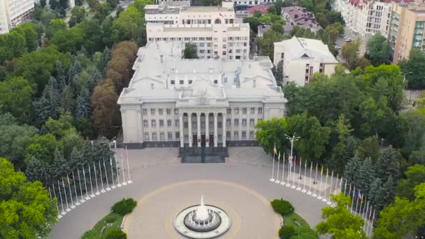 Krasnodar, Rússia. Assembleia Legislativa de Krasnodar. O texto do edifício traduzido para o inglês é a Assembleia Legislativa. Vista aérea. 4K — Vídeo de Stock