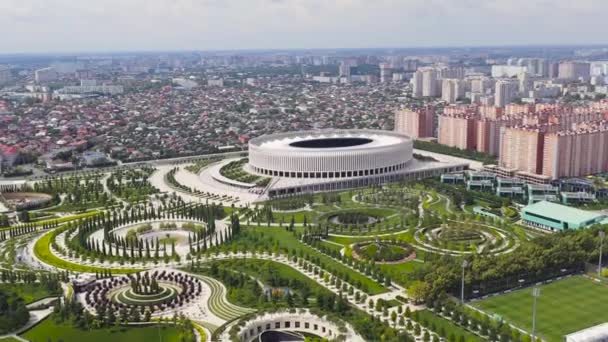 Krasnodar, Rusia. Krasnodar - estadio de fútbol del club homónimo en la ciudad de Krasnodar. Parque Público Krasnodar (Parque Galitsky). Vista aérea de verano. 4K — Vídeos de Stock