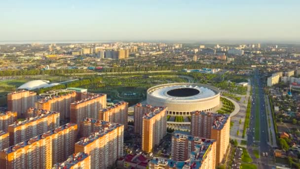 Krasnodar, Rusya. Krasnodar Stadyumu, Krasnodar parkında bir futbol stadyumudur. Gün batımının ışığında. 4K — Stok video