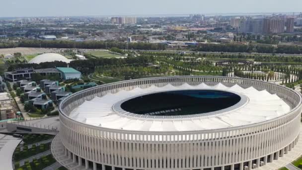 Krasnodar, Rusya, Krasnodar - Krasnodar şehrindeki isimsiz kulübün futbol stadyumu. Halk Parkı Krasnodar (Galitsky Parkı). Yaz havası manzarası. 4K — Stok video
