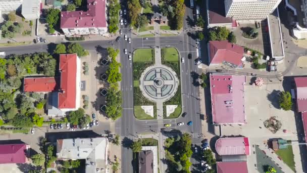 Krasnodar, Russie, Alexandrovsky Boulevard Park. Monument à la Sainte Grande Martyre Catherine avec une fontaine. Arc de Triomphe. Vue aérienne. 4K — Video