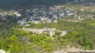 Alupka, Kırım. Vorontsov Sarayı. İyi korunmuş salonları ve 40 hektarlık manzaralı parkı olan 19. yüzyıl Gotik malikanesi. Saray 1828 'den 1848' e kadar inşa edildi. 4K
