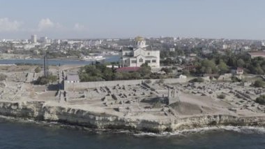 Sivastopol, Kırım. Chersonesos 'taki the the the the the the the Hughmirsky Cathedral. Chersonesus Tauric - Kırım kıyısındaki Herkül yarımadasında antik Yunanlılar tarafından kuruldu. 4K