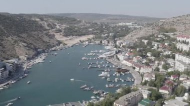 Sivastopol, Kırım. Yatları ve eğlence tekneleri olan Balaklava Körfezi. 4K