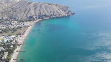 Sudak, Kırım. Sudak seti. Plajlı Karadeniz kıyısı. 4K