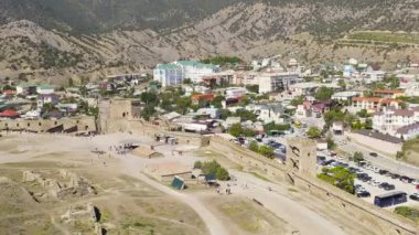 Sudak, Kırım. Sudak 'taki Ceneviz kalesi. 30 hektarın üzerinde bir alana sahip ortaçağ kalesi. Karadeniz kıyısında. 4K
